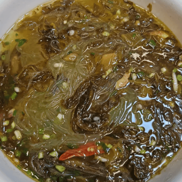 酸菜配肉片粉丝，一口解锁地道川味鲜汤