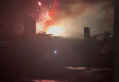 福建莆田一烟花爆竹厂被人为纵火，现场火光冲天，嫌疑人已被控制