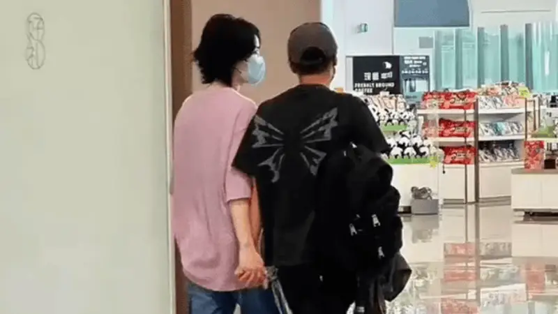 谢霆锋王菲十指紧扣走机场 二人相恋27年依旧甜蜜十足