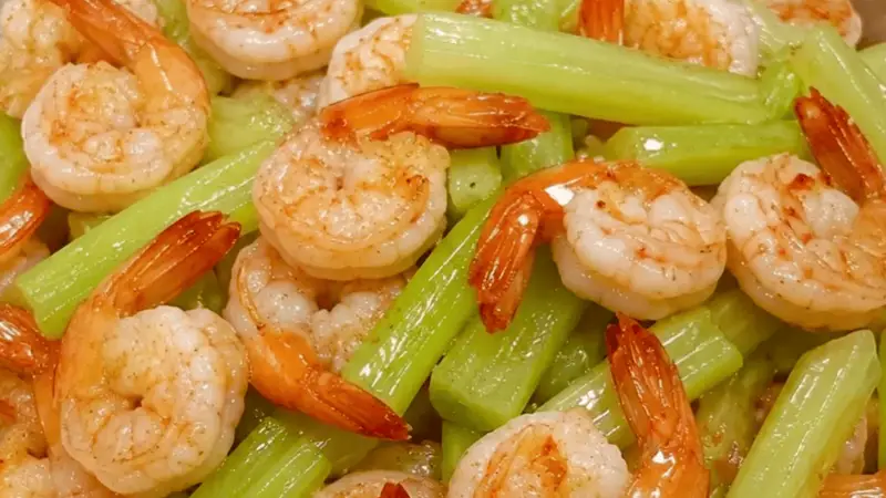 西芹炒虾仁:脆嫩鲜甜,一口吃出清爽与满足