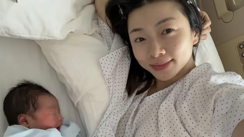 35岁程晓玥近况曝光！2小时顺产二胎，如今一家四口住进月子中心