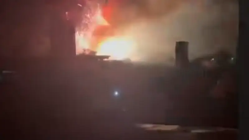 福建莆田一烟花爆竹厂被人为纵火，现场火光冲天，嫌疑人已被控制