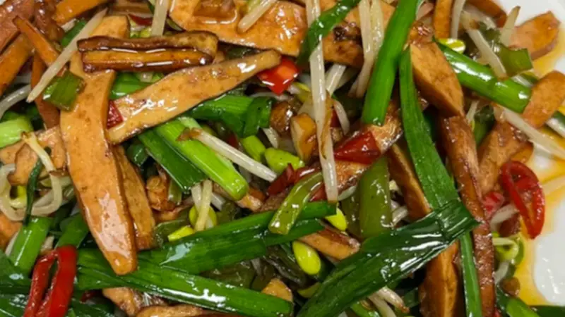 家常菜里的平衡哲学:韭菜的冲与香干的醇