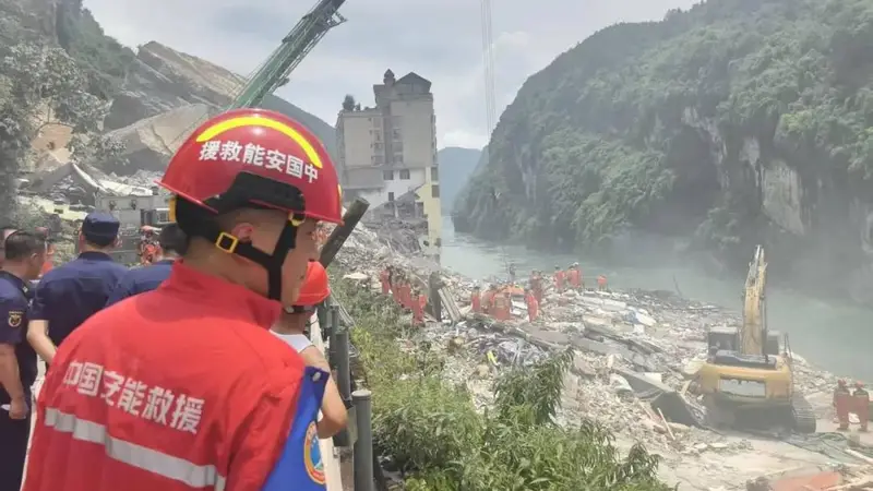 “拼命地跑，腿脚都是软的”，重庆男子丢下车：如果车再快几十秒，就被埋了