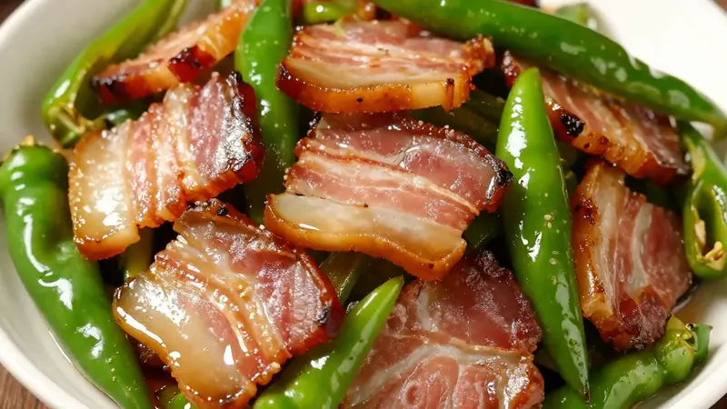 家常美味中的味蕾盛宴:尖椒炒腊肉的家常做法与饮食文化