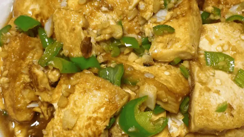 家常豆腐烧青椒：一盘下饭好菜，成本低滋味浓