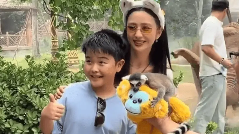 佟丽娅带儿子游玩动物园被偶遇 10岁朵朵像极了爸爸陈思诚