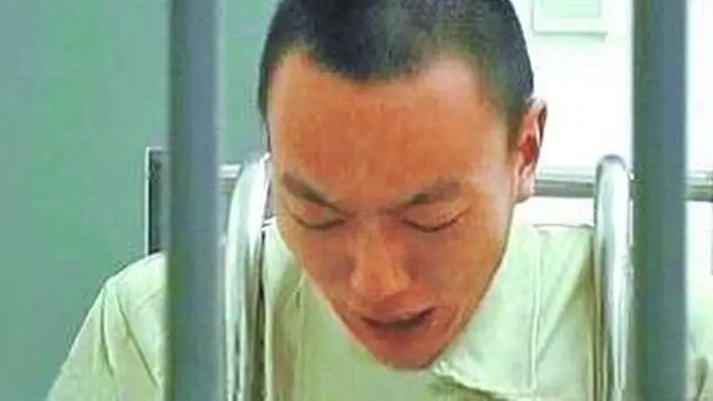 还记得当年喊我爸是李刚的李启铭吗？如今已出狱，父母已失联