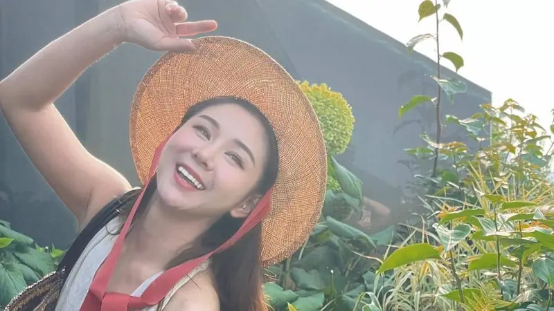 李小萌二胎后更像尤物女神,一袭露背连衣裙高调亮相,气质惊艳