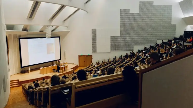 别只看 QS 排名择校!2026 家庭通用择校四维判断法,家长学生一看就会
