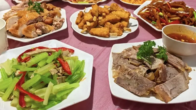 老家吃大席打包剩菜叫折菜，回家热一下超好吃，配馒头米饭很下饭