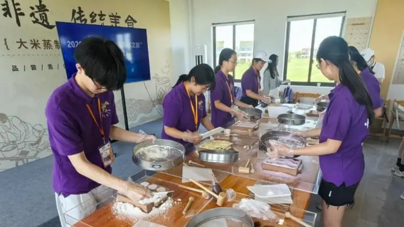 “中国寻根之旅”夏令营走进上海金山 体验科技与传统文化