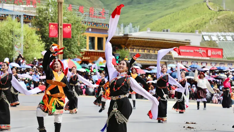 2026三江源生态文化旅游节 玉树今日上演“潇洒的康巴人”非遗巡游