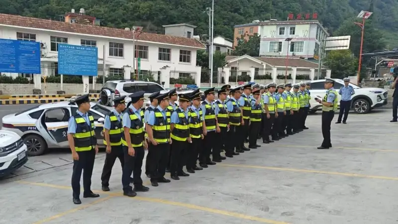 8月盘州乌蒙大草原景区交通保畅 多举措排查隐患严打非法营运