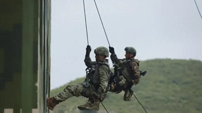 聆听参训官兵讲述中白“神鹰-2026”空降兵联合训练
