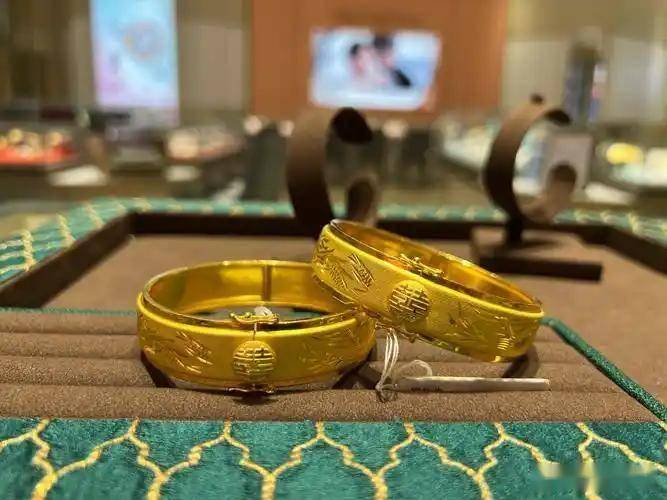 黄金深度回调已超30%，散户盲目死扛抄底，核心风险信号已显露