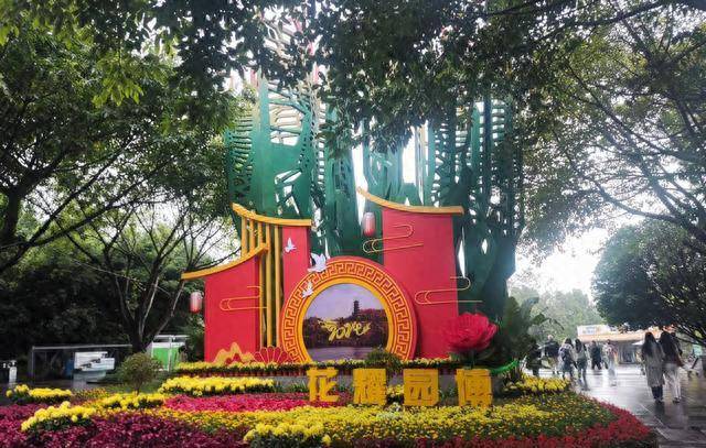 重庆园博园彻底“躺平”，大门敞开随意进出，为何大门还有人值守