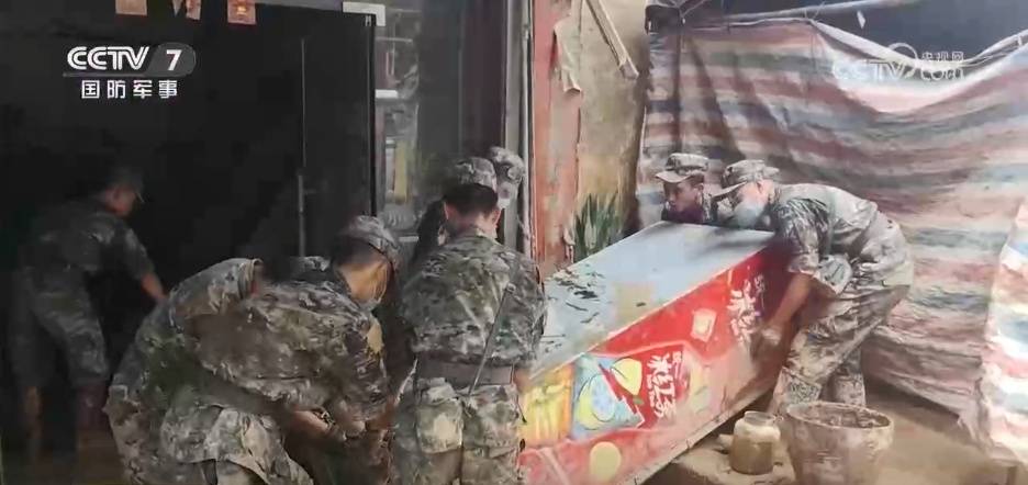 解放军和武警部队官兵全力奋战在防汛救灾一线 加快恢复群众正常生产生活