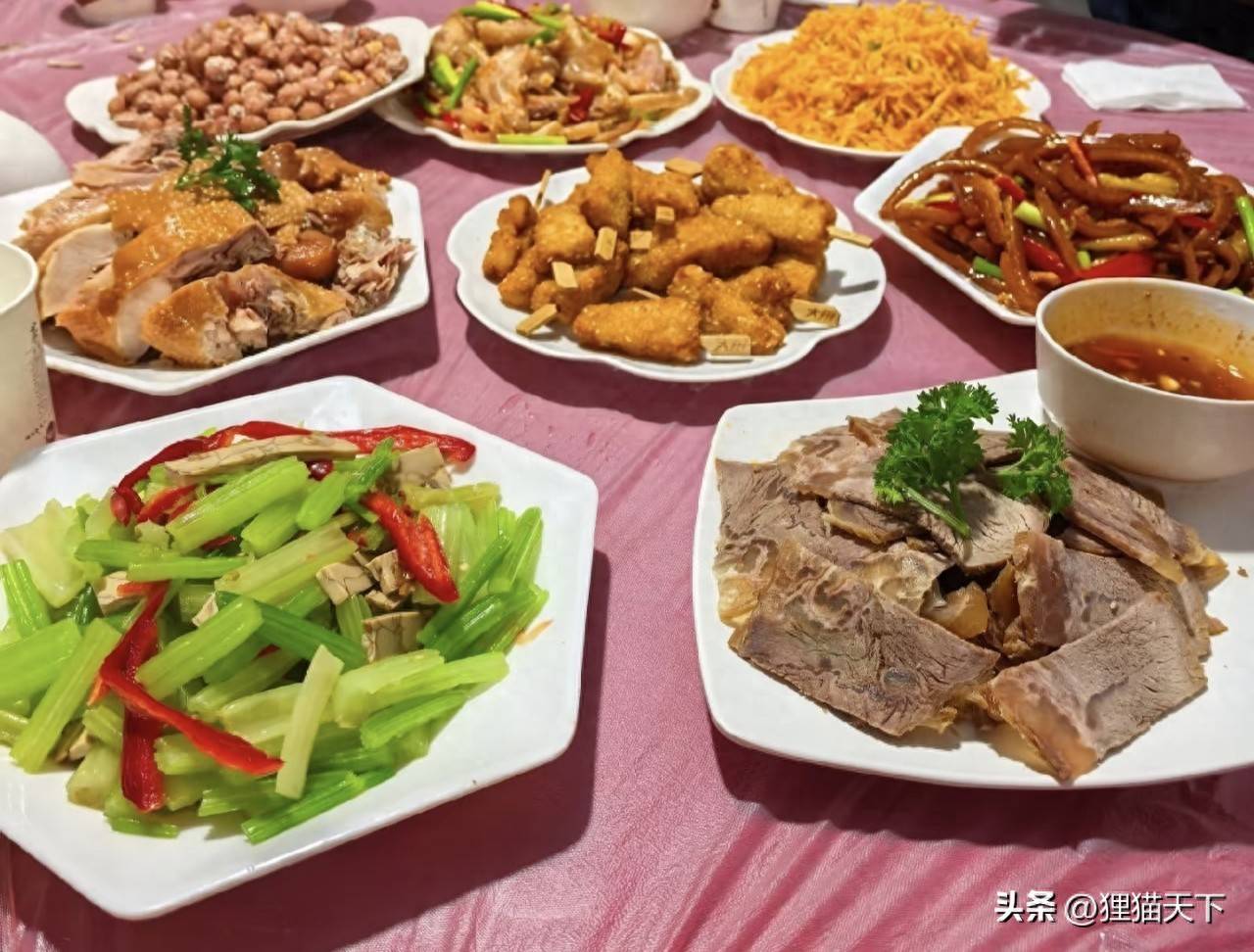 老家吃大席打包剩菜叫折菜，回家热一下超好吃，配馒头米饭很下饭