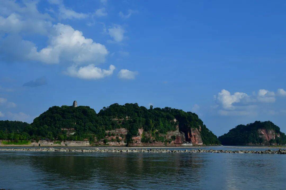 走近乐山大佛，收获一场心灵的宁静之旅