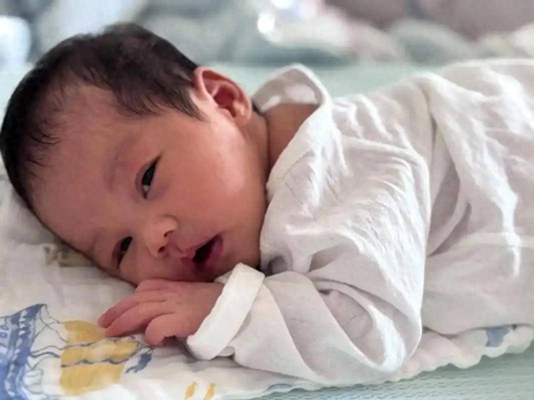 宝宝睡觉总惊跳、哼唧？亲测好用5个温柔小妙招，娃睡整觉超安稳