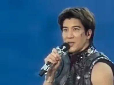 王力宏演唱会突然摔倒，脸部受伤流血