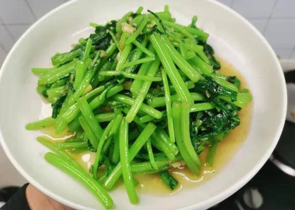 不宁腿吃茼蒿的注意事项？