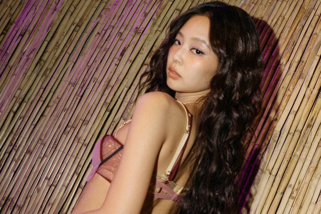 JENNIE穿粉紫亮片吊带配半身长裙 冷艳妩媚镜头表现力超强