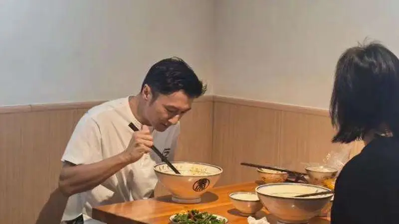谢霆锋西安开唱前低调打卡油泼面馆,老板称当时根本没认出来,此前他和王菲一同现身咸阳机场