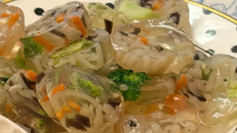 清透如玉入口即化,蔬菜猪皮熬出极致清凉风味