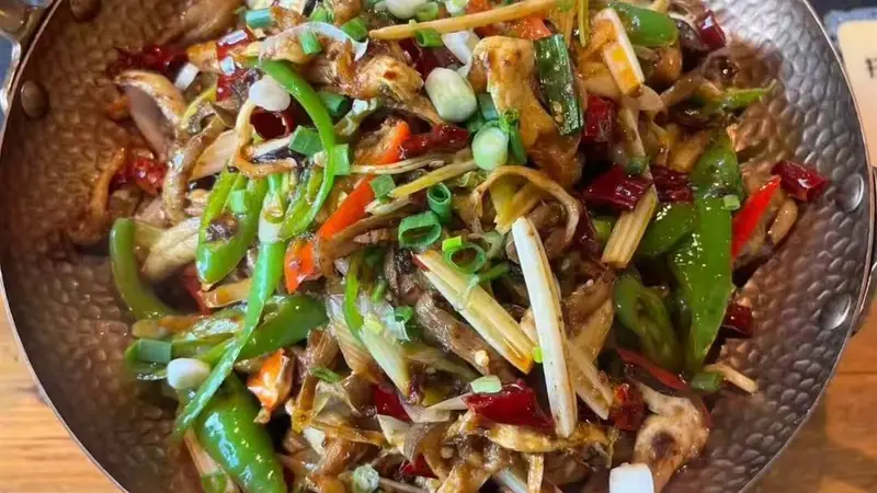 逛丽江古城必吃的腊排骨火锅｜本地人常去的纳西家常菜馆
