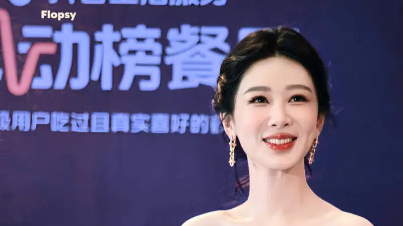 杨紫获白玉兰视后首现身线下活动 身穿金色抹胸裙好贵气