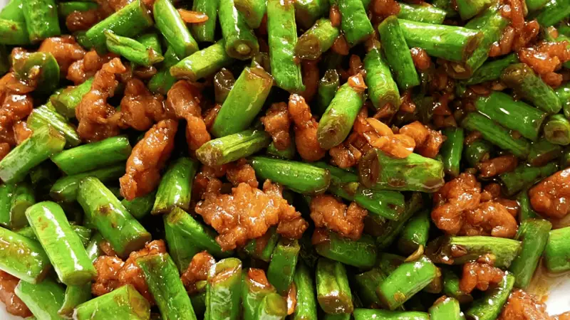 肉末炒豇豆:一盘鲜香下饭的家常美味,让餐桌瞬间升温