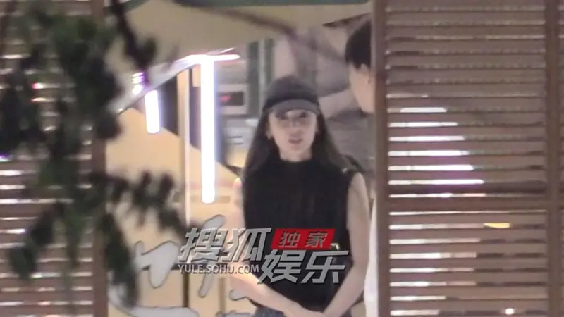 古力娜扎于正深夜约聚吃火锅 饭后畅笑状态佳