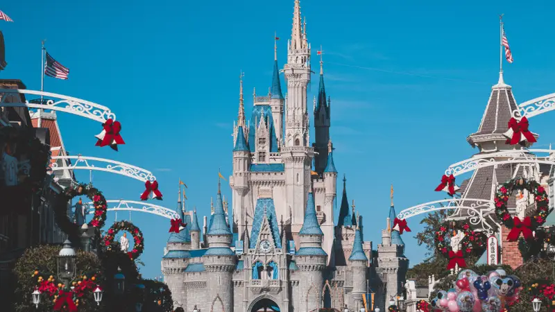 迪士尼把流量重新变成利润：电影引流，乐园兑现，Disney+连接一切
