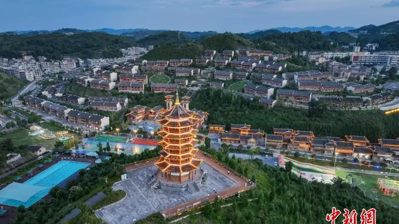 贵州阿妹戚托小镇：民族风情点亮夜空