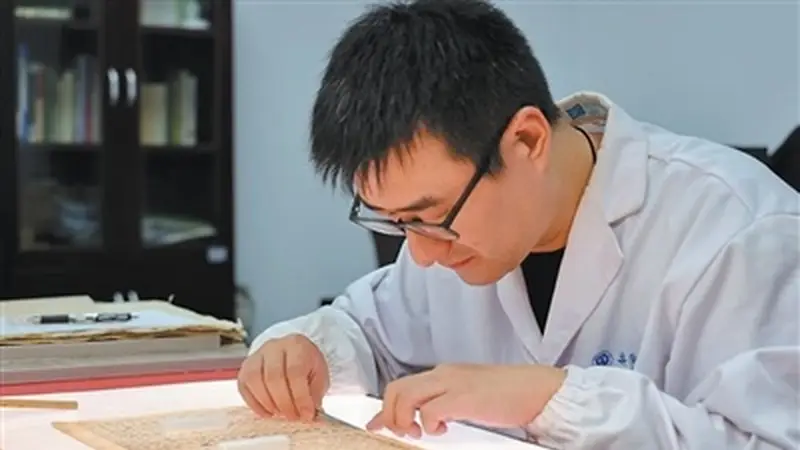 望闻问切：中医药古籍修复师与历史对话的匠心之路
