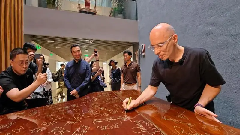 7月23日 法国作家韦尔贝访天津大学 与冯骥才开启文学对谈