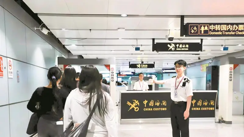 昆明机场跨境游迎高峰 前7月进出境旅客达237.6万人次