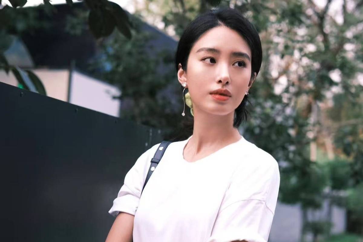 杨采钰的私服穿搭才叫简约，白T配香槟长裙，照着穿也高级显气质