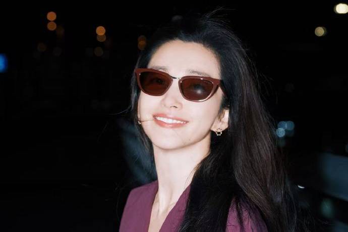 李冰冰穿紫红色连衣裙妆容清淡 神态从容自带松弛质感