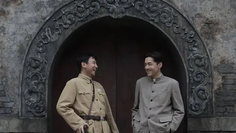 《抓特务》:四十年“猫鼠游戏”,玩到最后尽是荒诞