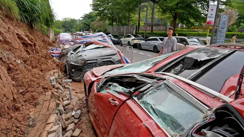 暴雨突袭!深圳园区围墙坍塌压坏4车,万幸无人伤亡