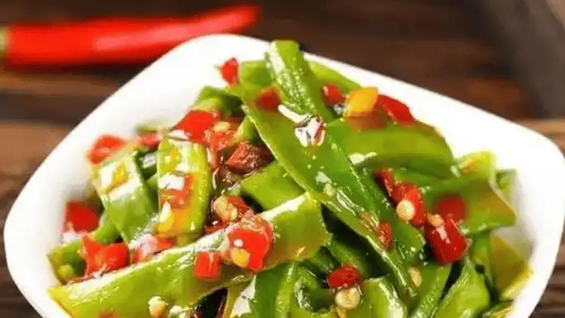 这盘拌贡菜，清脆爽口嘎嘣脆，吃一口就停不下来
