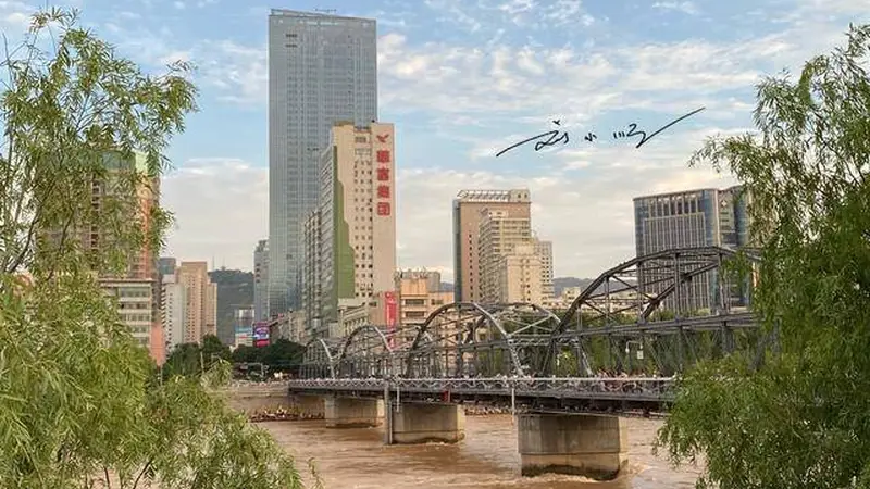 甘肃兰州有一座“黄河第一桥”，已经成为地标建筑，游客都来拍照