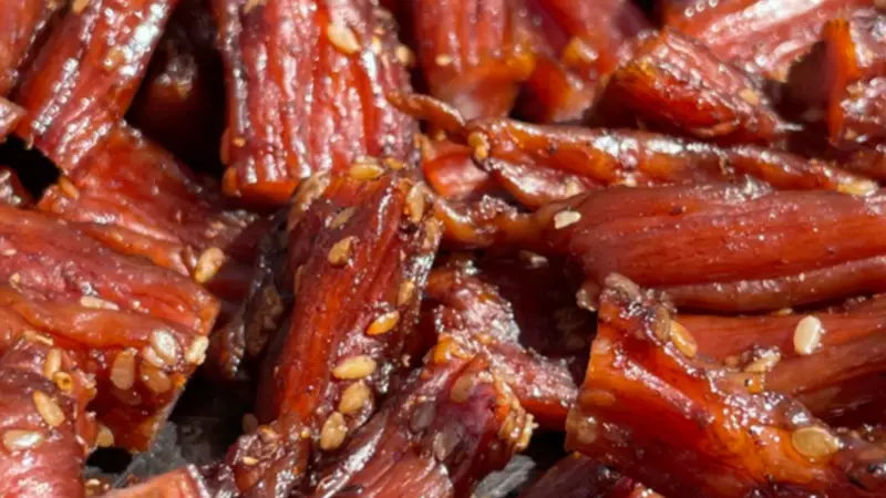 深水埗的港味猪肉干:烘烤下的琥珀色香味