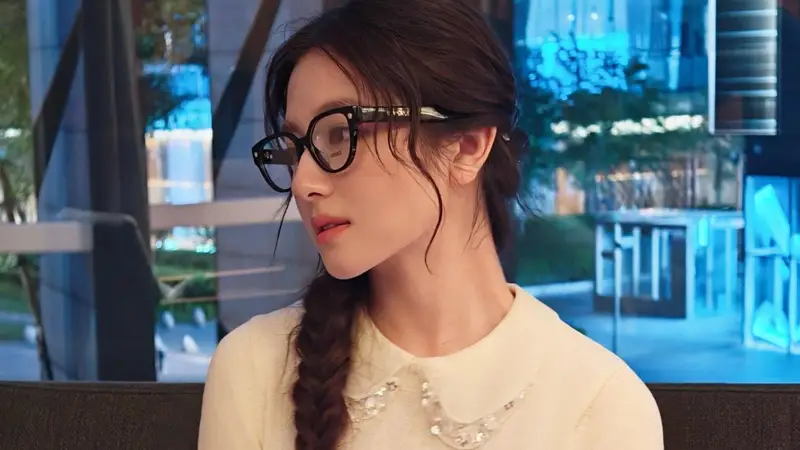 李兰迪晒工作照 单麻花辫配格子长裙尽显少女灵气