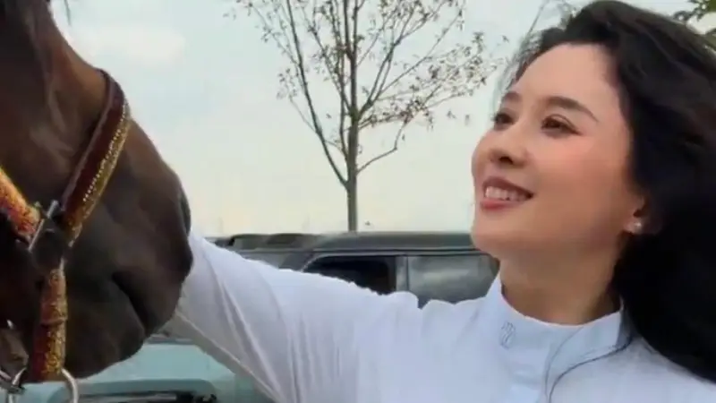 36岁森林北穿马术套装骑马驰骋 身姿曼妙状态出众