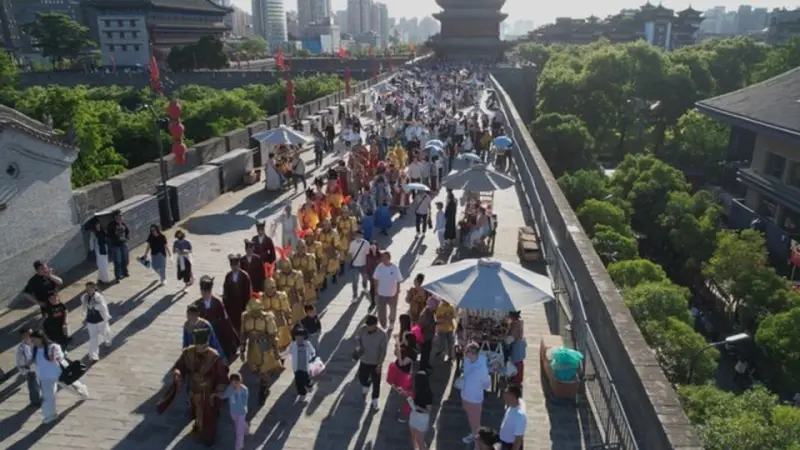 三秦夏夜:从城墙民谣到盛唐迎宾,一场穿越千年的烟火盛宴