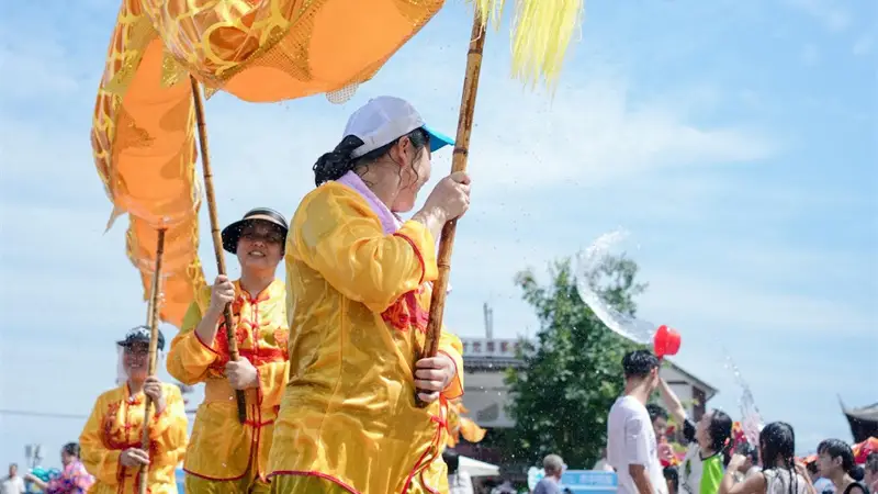 水龙迎福湿身为敬 兴文九丝城镇六月六民俗活动火热上演